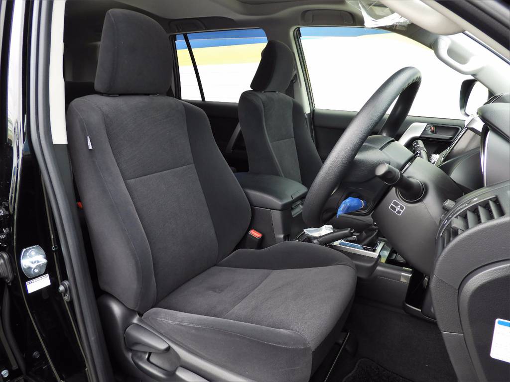 シートリフター機能も備わりますので、小柄な方も安心して運転頂けます(^^)/シートカバーの装着もお勧めです♪