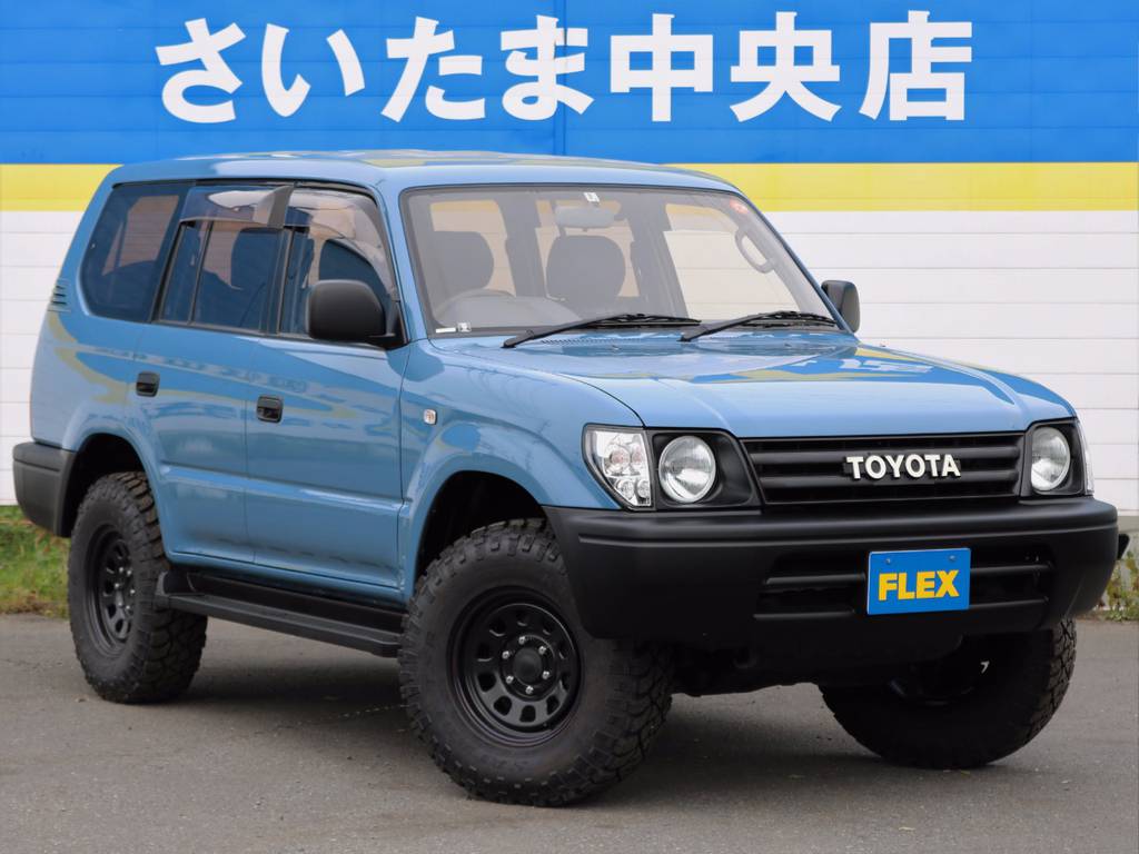 こう見えて、３列シート・８人乗りのお車です！普通のミニバンでは飽き足らないお客様にもオススメです(^^)/