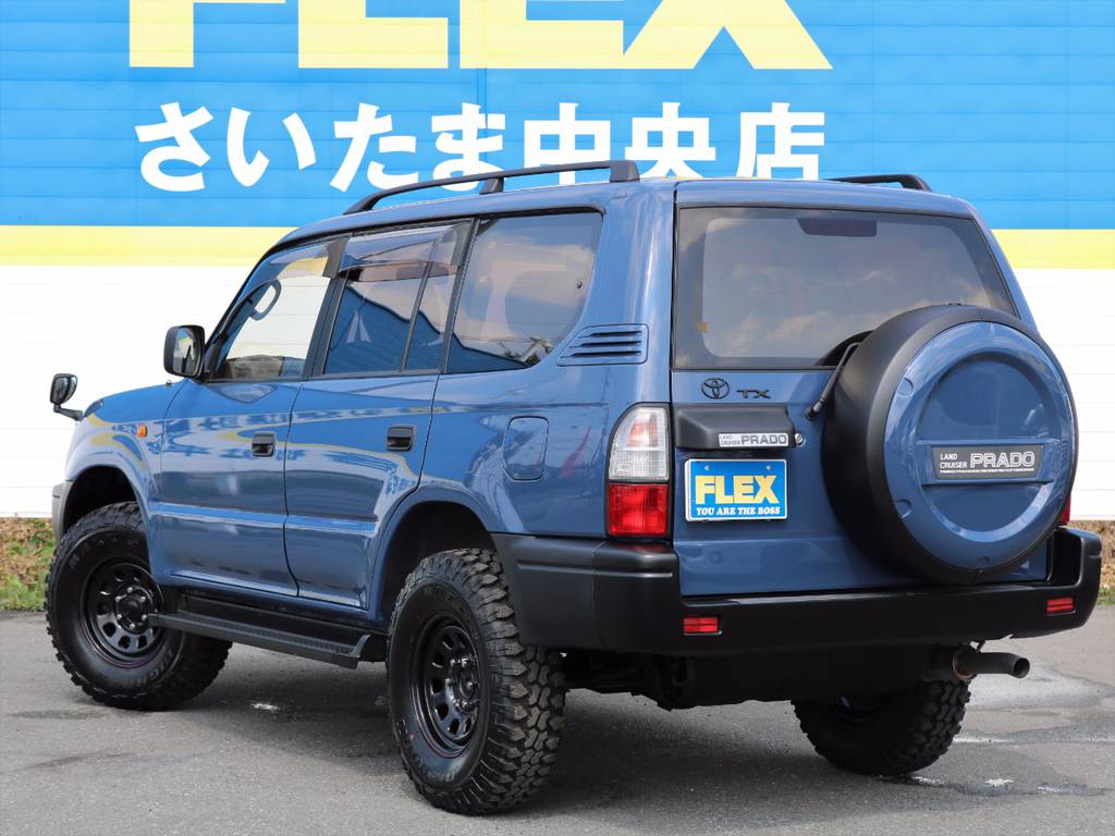 こう見えて、３列シート・８人乗りのお車です！普通のミニバンでは飽き足らないお客様にもオススメです(^^)/