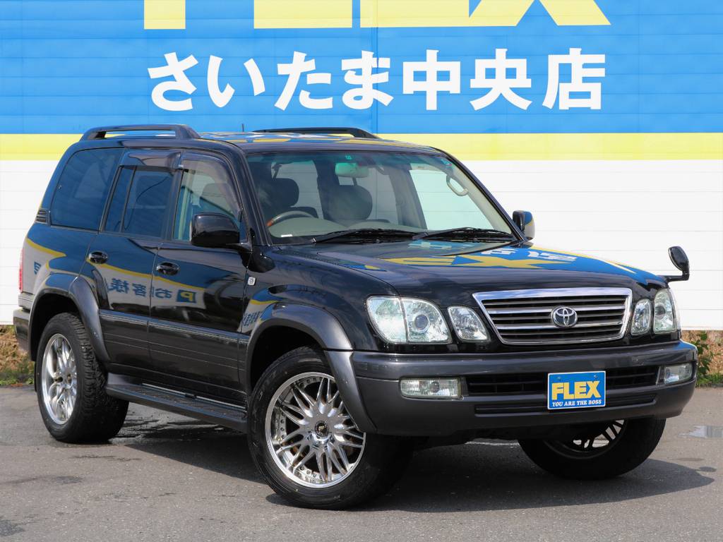 クロームメッキの大径ホイルとワイドフェンダーがカッコいいですね！！