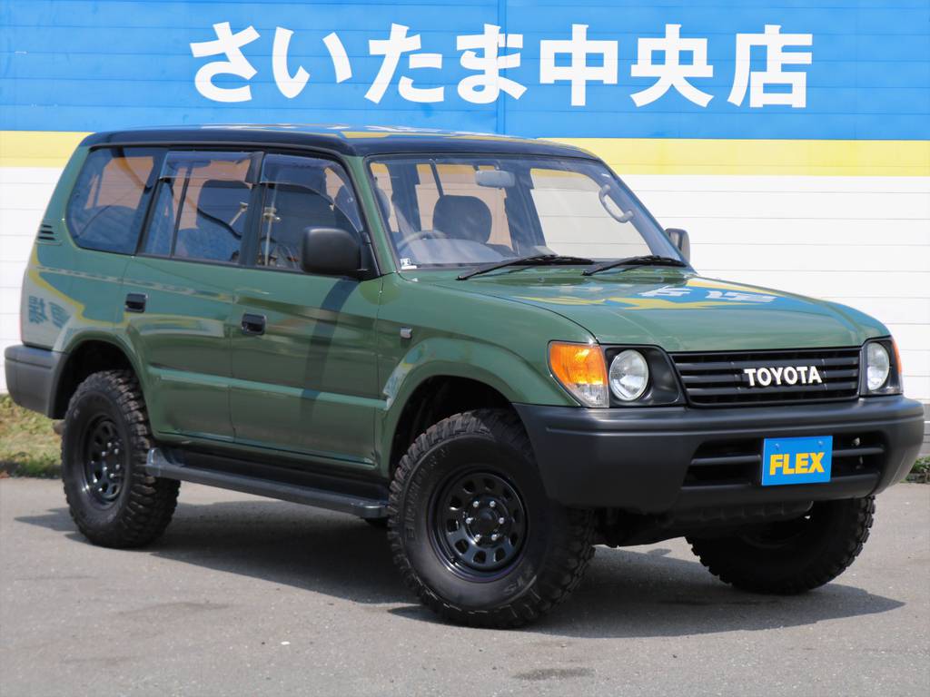 アーミーグリーン×ブラックのこだわりツートン！！最近はルーフを白くするツートンカラーが流行ですが・・・ランクルは屋根を黒く引き締めた方が似合うと思いませんか？？