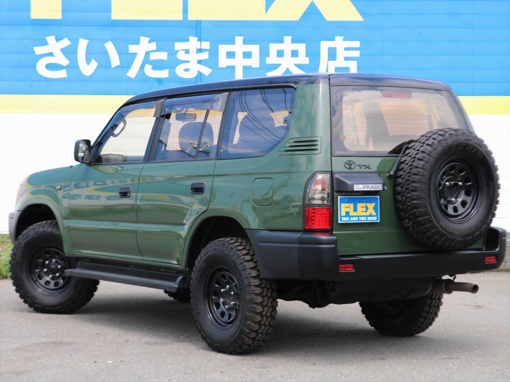 こう見えて、３列シート・８人乗りのお車です！全長・全幅ともにワンボックスのミニバンなどと同等のサイズで取り回しも便利です！普通のミニバンでは飽き足らないお客様にもオススメです(^^)/