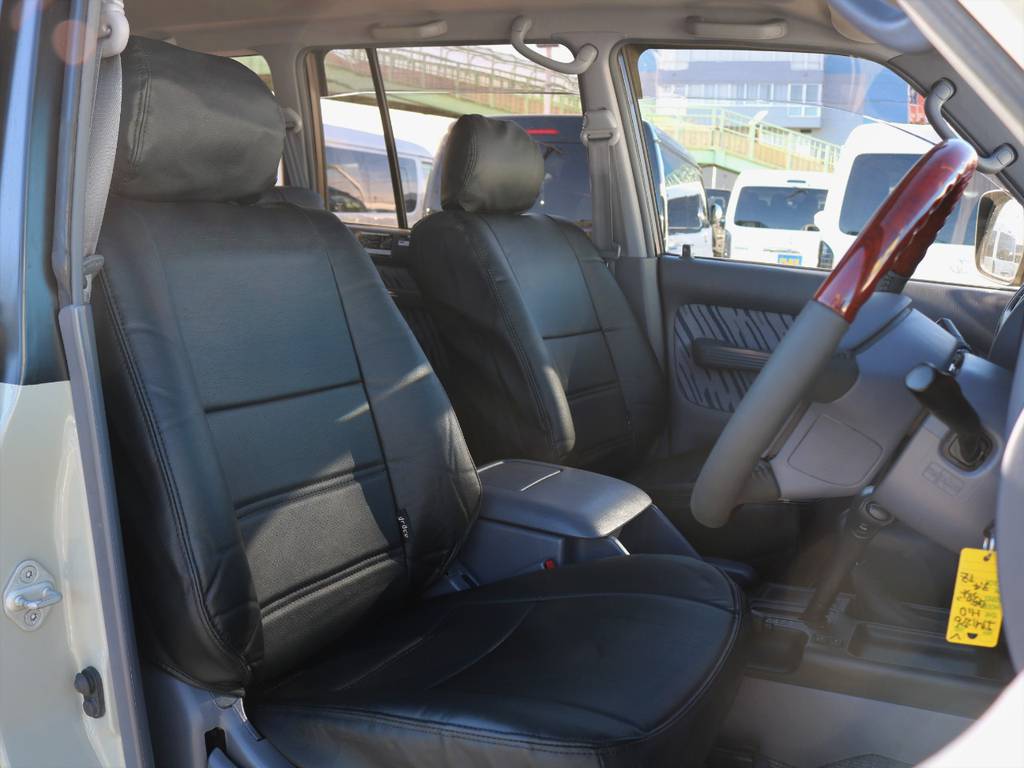ＡＢＳ＆Ｗエアバッグ搭載車両です♪大切な方も安心してお乗せ頂けます！新品ウッドコンビステアリング＆全席シートカバー！