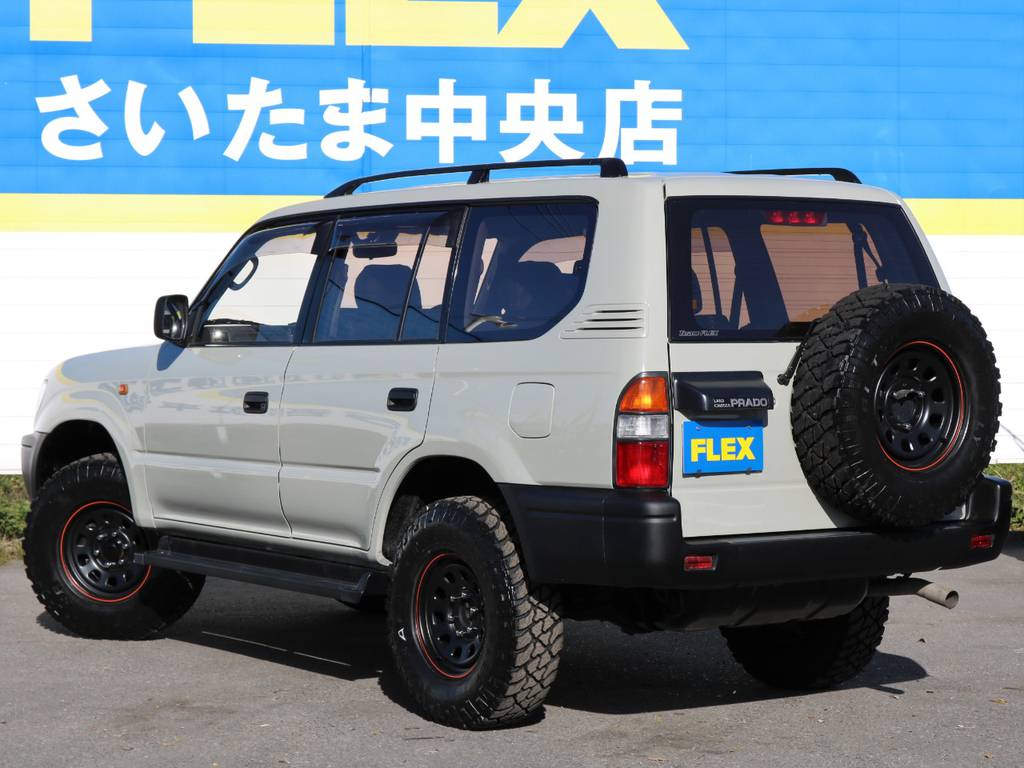 こう見えて、３列シート・８人乗りのお車です！普通のミニバンでは飽き足らないお客様にもオススメです(^^)/