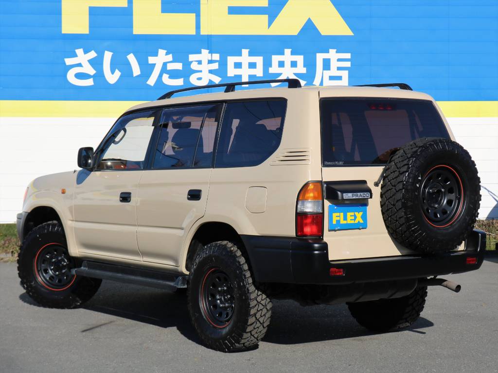 こう見えて、３列シート・８人乗りのお車です！普通のミニバンでは飽き足らないお客様にもオススメです(^^)/