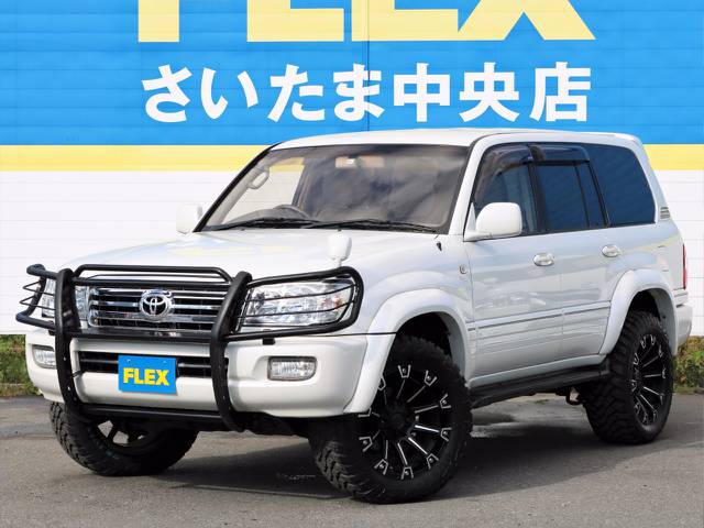 中期型ランクル１００のカスタム車両が入庫しました！５速オートマ×Ｖ８エンジン、木目調内装にマルチリンクサスペンションなど・・・贅の限りを尽くした上級車でも、カッコよくお乗りください！！