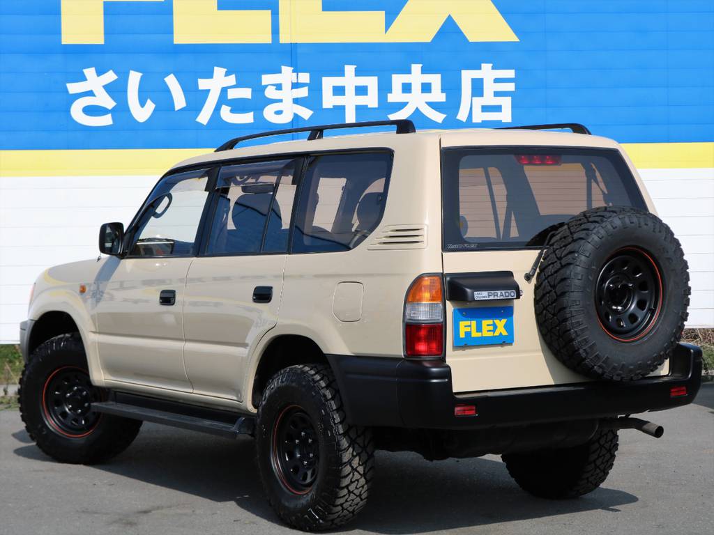 こう見えて、３列シート・８人乗りのお車です！普通のミニバンでは飽き足らないお客様にもオススメです(^^)/