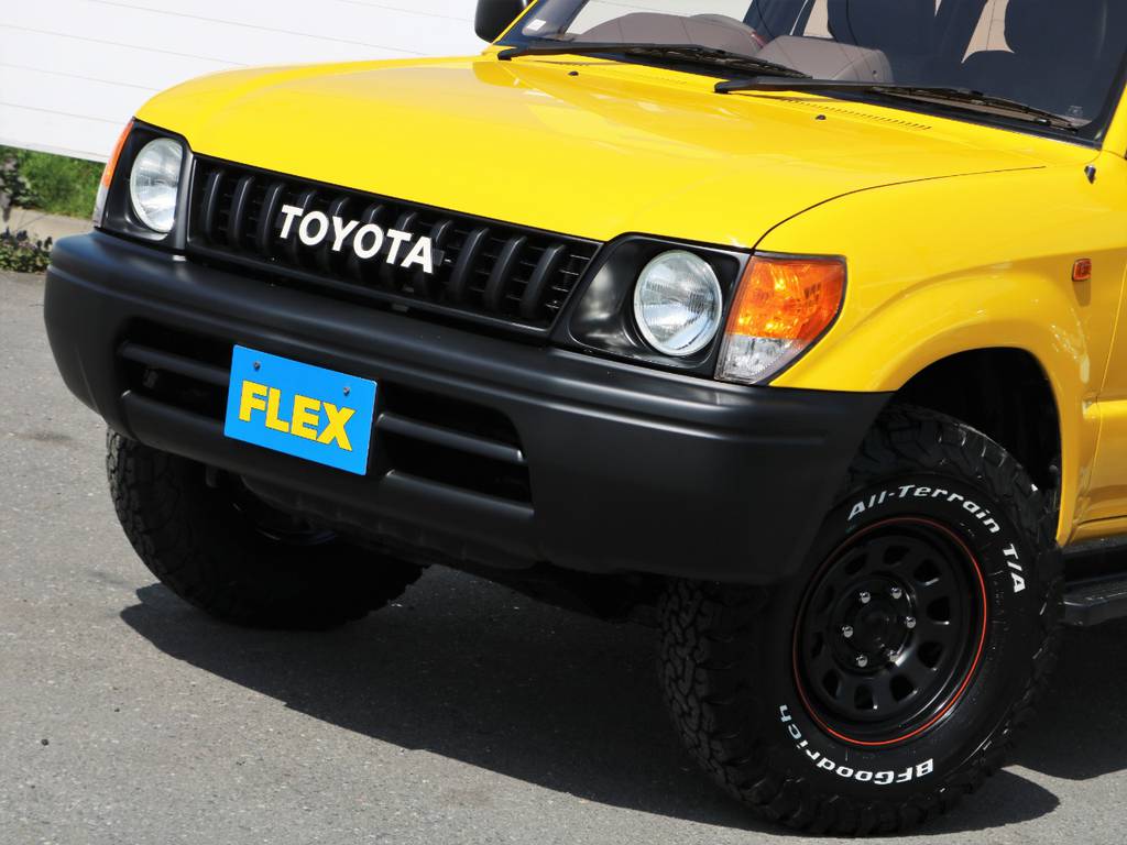 ９０プラド純正丸目ヘッドランプやナローボディ用バンパーなどを新品装着＆Ｎｅｗペイントにて施工しております！