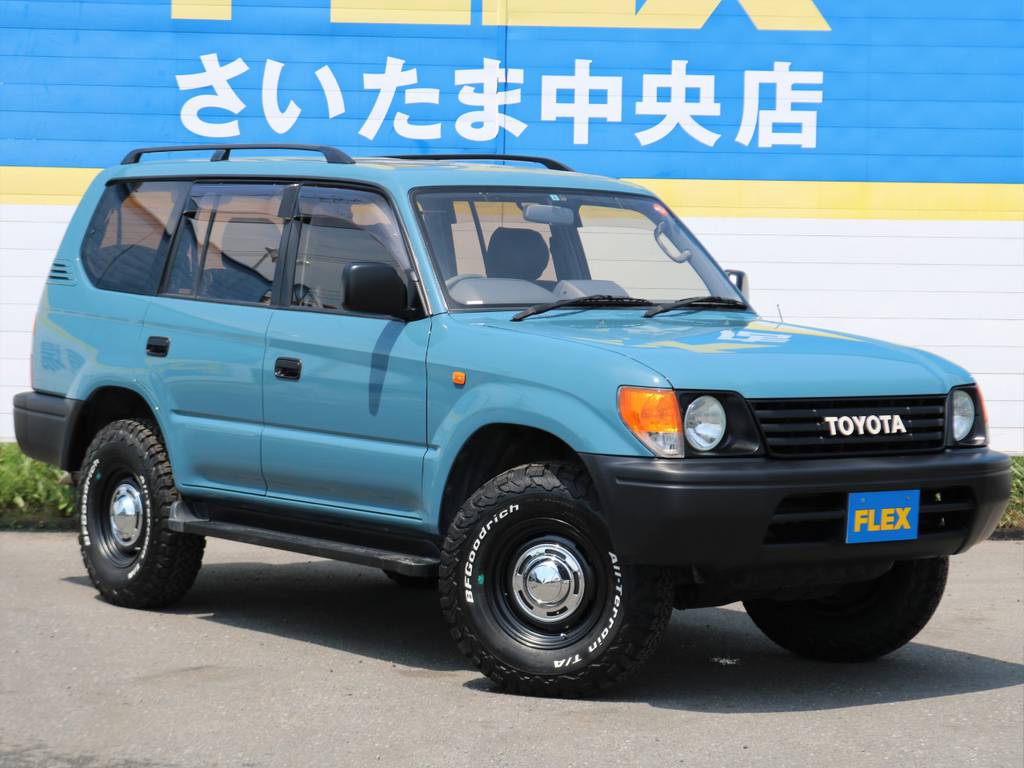 全長およそ４７２ｃｍ、全幅およそ１８２ｃｍと、ランクルシリーズの中でも比較的コンパクトなボディサイズは運転しやすいのでお勧めです！