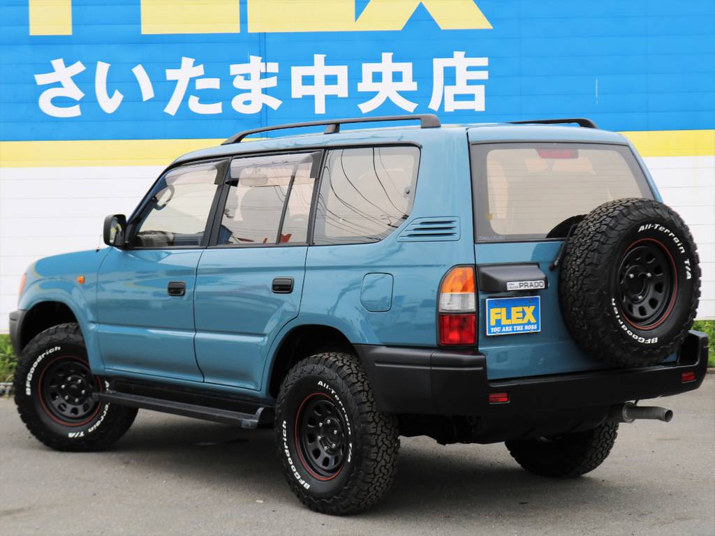 こう見えて３列シーター８人乗りです！ノーマル車高＋サイドステップ付きなので乗降性も悪くありません♪普通のファミリーカーでは飽き足らないお客様にもお勧めです(^^)/