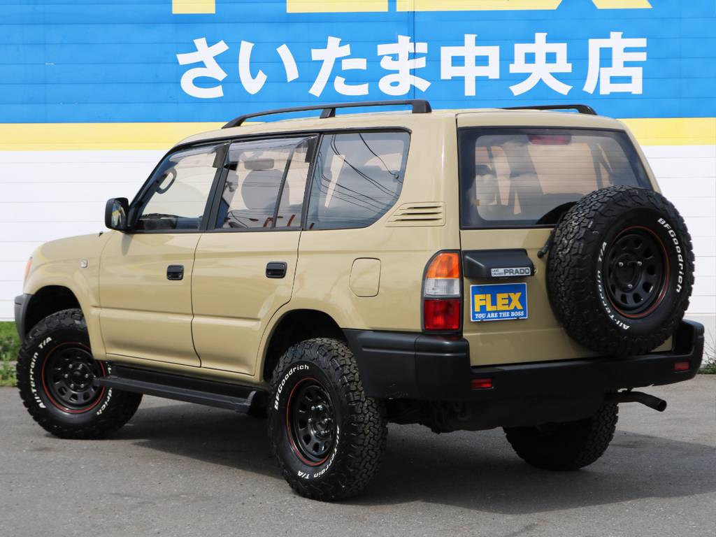 こう見えて、３列シート・８人乗りのお車です！普通のミニバンでは飽き足らないお客様にもオススメです(^^)/