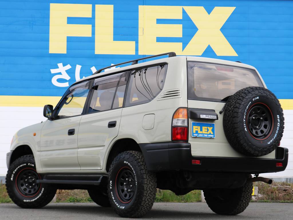 こう見えて、３列シート・８人乗りのお車です！普通のミニバンでは飽き足らないお客様にもオススメです(^^)/