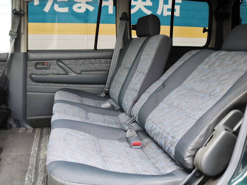 後席は５０：５０の分割可倒式！３名乗車＋長尺物の積載などにも重宝しますね☆
