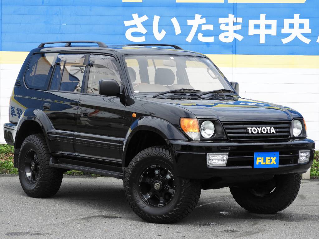 全長およそ４７２ｃｍ、全幅およそ１８２ｃｍと、ランクルシリーズの中でも比較的コンパクトなボディサイズは運転しやすいのでお勧めです！