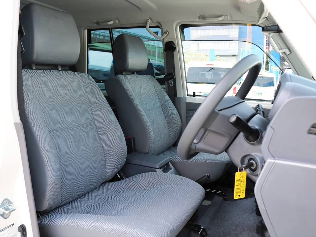 海外への輸出用に生産され続けてきたお車ですので、大柄な外国人の方も座れるよう設計されております！ランクルシリーズでは比較的コンパクトなボディながら、窮屈さを感じることはありません♪