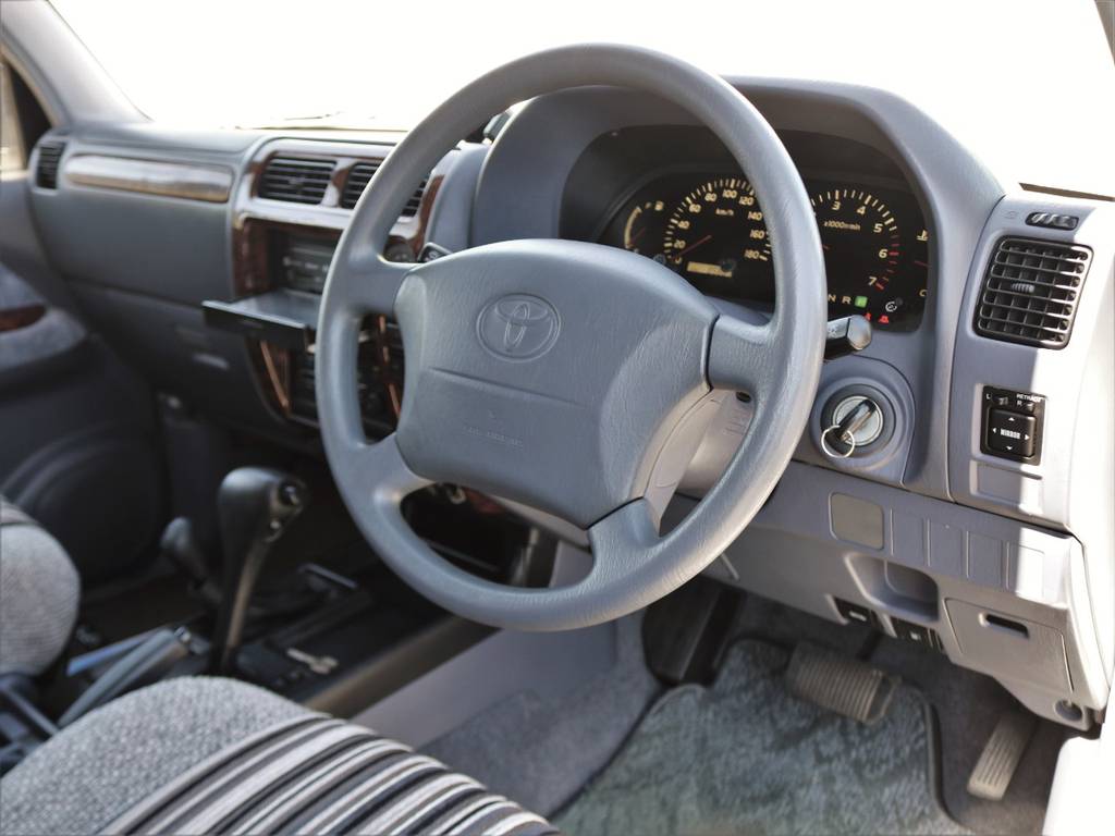 ９５プラドはボディサイズが比較的コンパクトで、着座位置が高く車両感覚も掴みやすいため、意外なほど運転しやすいですよ！実際にお乗りいただくことも可能ですので、お気軽にご相談ください♪（要事前ご予約）