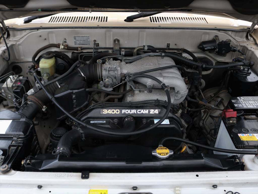 ２種類のエンジン設定がある９５プラド（ガソリン車）のうち、パワーと静粛性をお求めの方にお勧めの３．４リッターV型６気筒・上級エンジン！！年間の自動車税は２．７リッター比で+8千円ほどです！