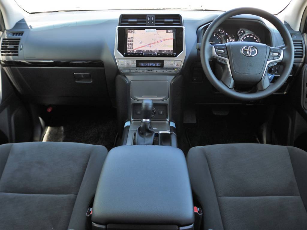 デザインも新たに、質感の向上したインテリア♪自動ブレーキやレーダークルーズコントロール、フルＬＥＤヘッドランプ＆オートマチックハイビームなどの新機能は全て標準装備！