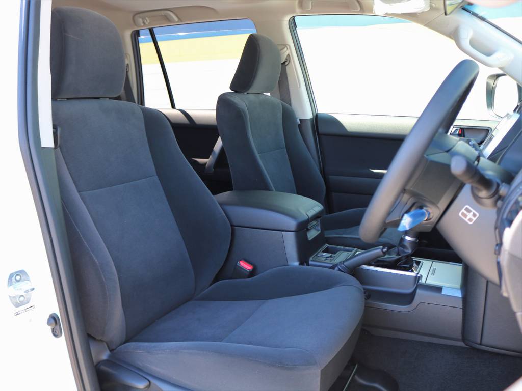 １５０系前期型から受け継がれる、お馴染みの形状のシート。なぜ替えないのか？と時々聞かれますが、既存ユーザー様からも座り心地の悪評を聞いたことがありません。替える必要がない出来だから替えないのです！