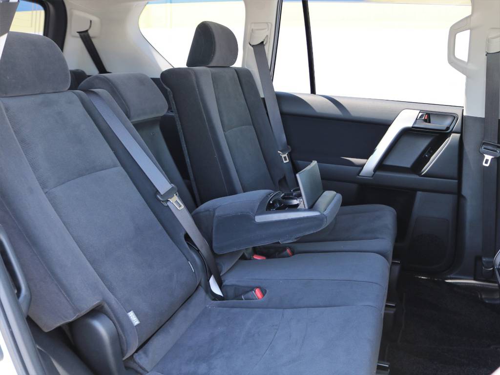 頭上、足元ともに広々とした空間のセカンドシートは分割リクライニングが可能で、中央にはアームレスト＆カップホルダーも備わります！