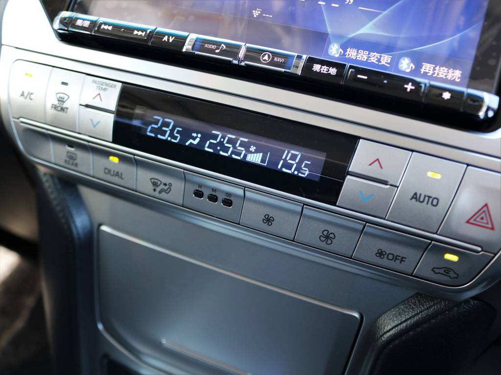 左右独立して温度調整が可能なフルオートエアコンを完備！トルクのあるエンジンは、クーラーごときで走行性能も左右されませんよ(^^♪