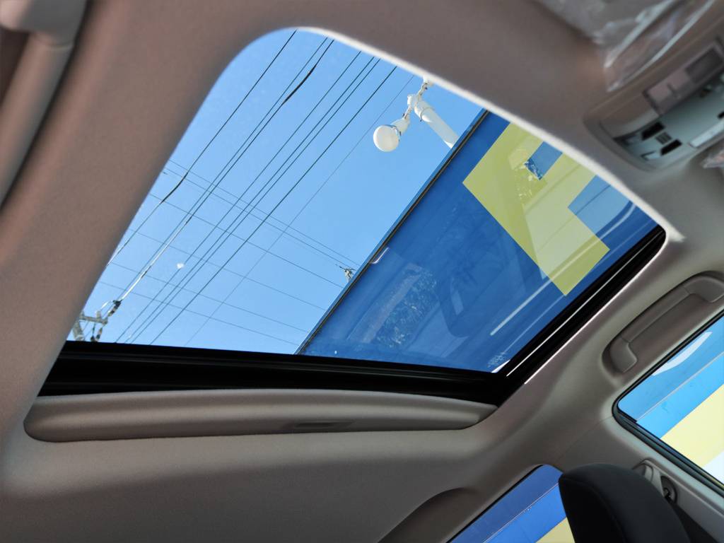 夏場の開放的なドライブはもちろん、冬場も冷たい風に当たらず車内の換気を可能にするサンルーフつき！リセールバリューも大きく左右するので、装着して損はありません！