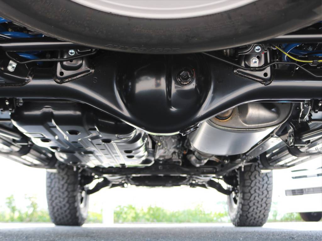 副変速機およびセンターデフロックを標準装備する本格四駆。街乗りやオフロードはもちろん、激しい雨の中や降雪地、キャンプ場などの未舗装路でも安定した頼もしい走りを提供します！