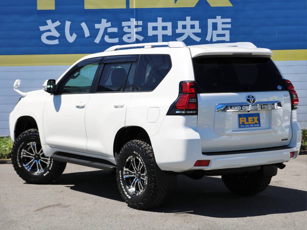 純正オプションのルーフレールも新品装着♪各種ルーフラックやヒッチメンバーなどの取付も、たくさんのご用命を頂いており、実績多数！！