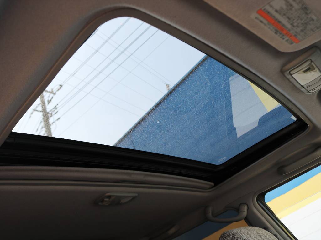 夏場の開放的なドライブはもちろん、冬場も冷たい風に当たらず車内の換気を可能にするサンルーフつき！