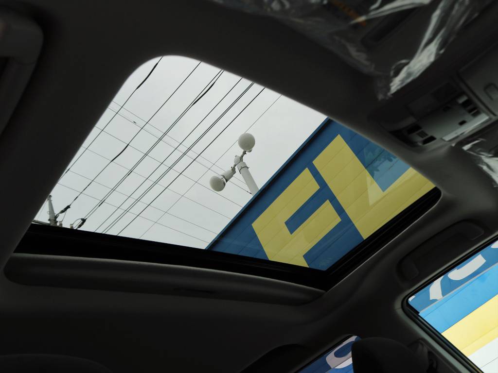 メーカーオプションのサンルーフ付きです。夏場は換気に、冬場は日光を取り込み暖かく・・・通年で重宝します！