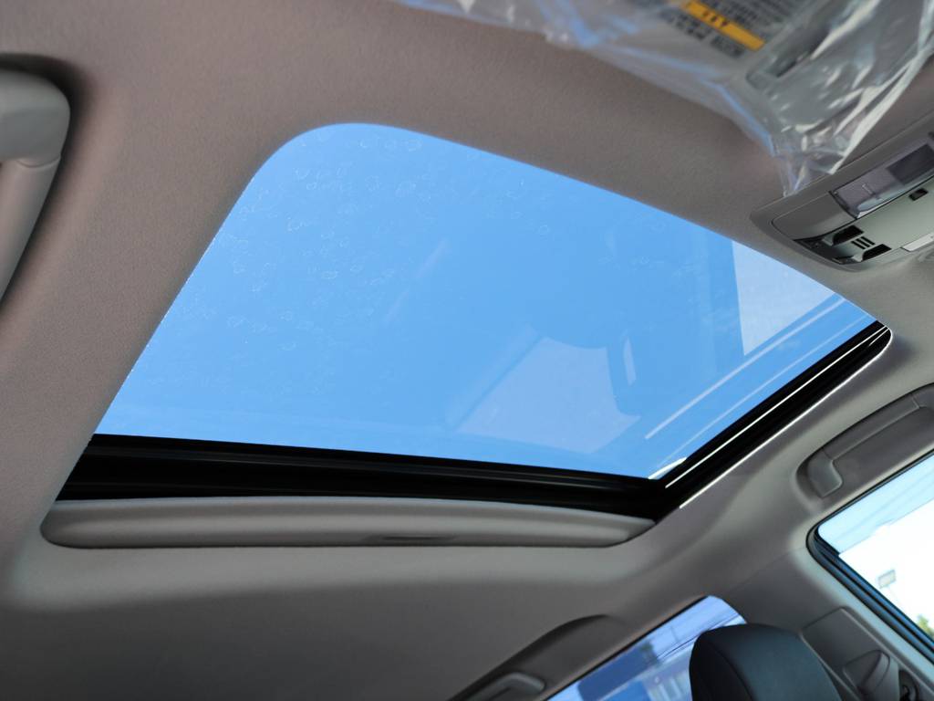 夏場の開放的なドライブはもちろん、冬場も冷たい風に当たらず車内の換気を可能にするサンルーフつき！リセールバリューも大きく左右するので、装着して損はありません！