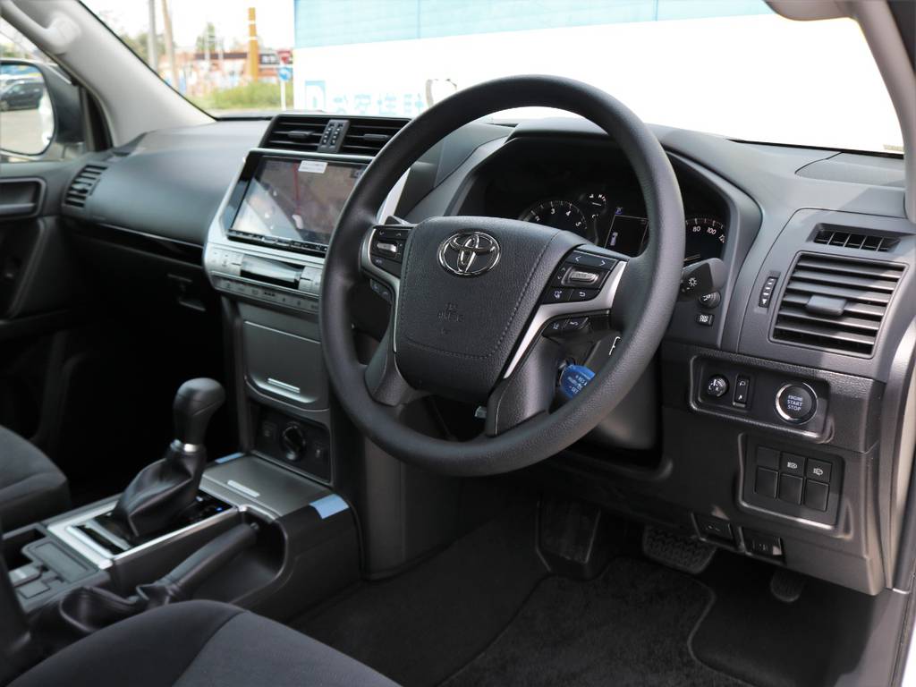 最近のお車によくある、色んなスイッチが至るとこにあって分かり辛いなんてことありますが、機能美を追及されてるランクルではそんなことありません。綺麗にまとまった配置になっています。