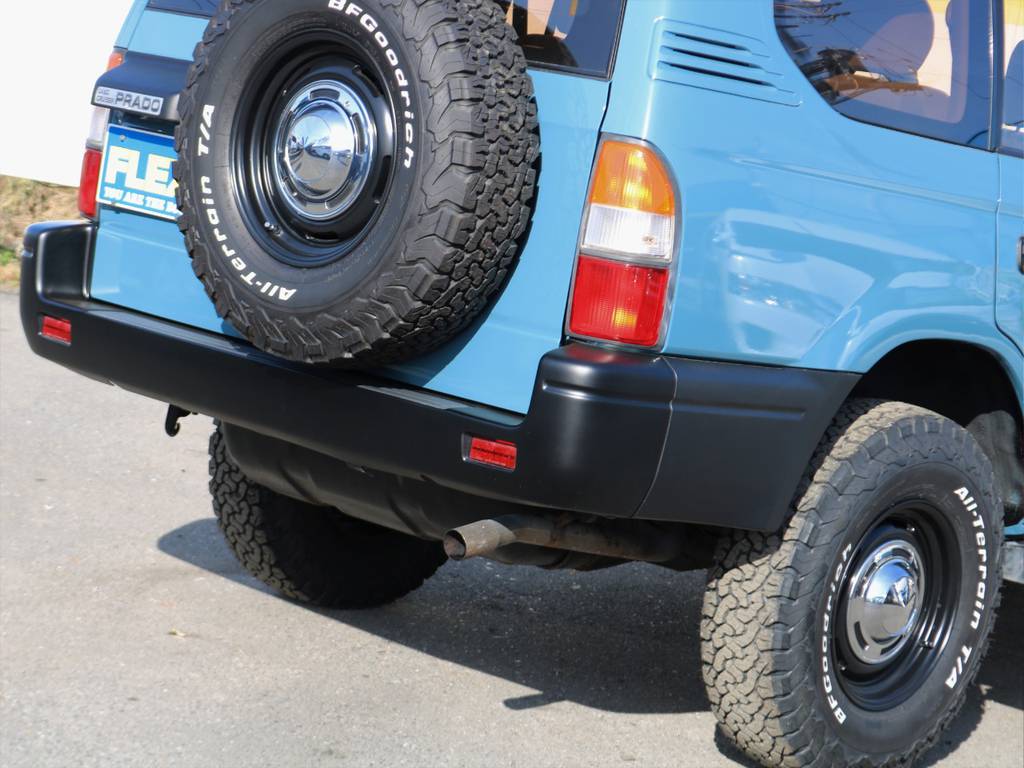 スペアも含め５本のタイヤおよびホイルを新品装着しております。同じ車種に乗るスタッフ、同じタイヤを装着するランクルを所有するスタッフもおりますので、乗り心地などお気軽にご相談ください！