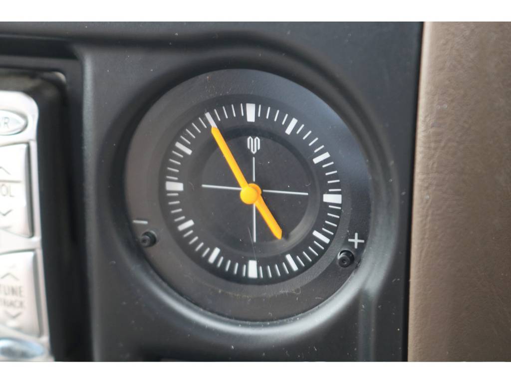 デジタル時計ではなくアナログ時計が付いてる車なんて珍しくありませんか？デジタルより大きいので視認性抜群です！