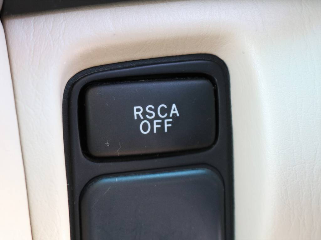 サイドエアバッグとセットでメーカーオプションの、ＲＳＣＡも装備します！ＲＳＣＡとは、車体が大きく傾いたときに衝撃がなくとも作動するカーテンシールドエアバッグのことです。車内の安全性に抜かりなしです。