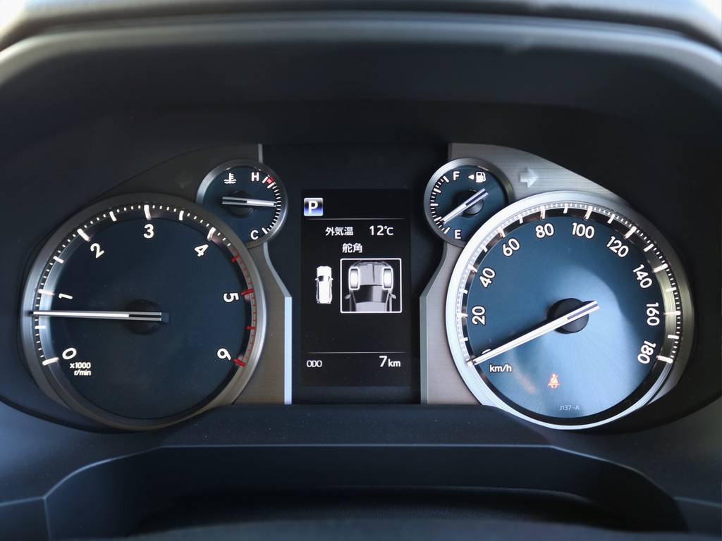 トヨタ自動車内での走行チェックなど工場出荷時の７ｋｍ走行のまま、入庫いたしております。行動は１ｍｍも走行していない未登録・未使用の新車になります！