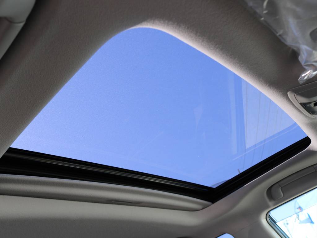 メーカーオプションのサンルーフ付きです。夏場は換気に、冬場は日光を取り込み暖かく・・・通年で重宝します！