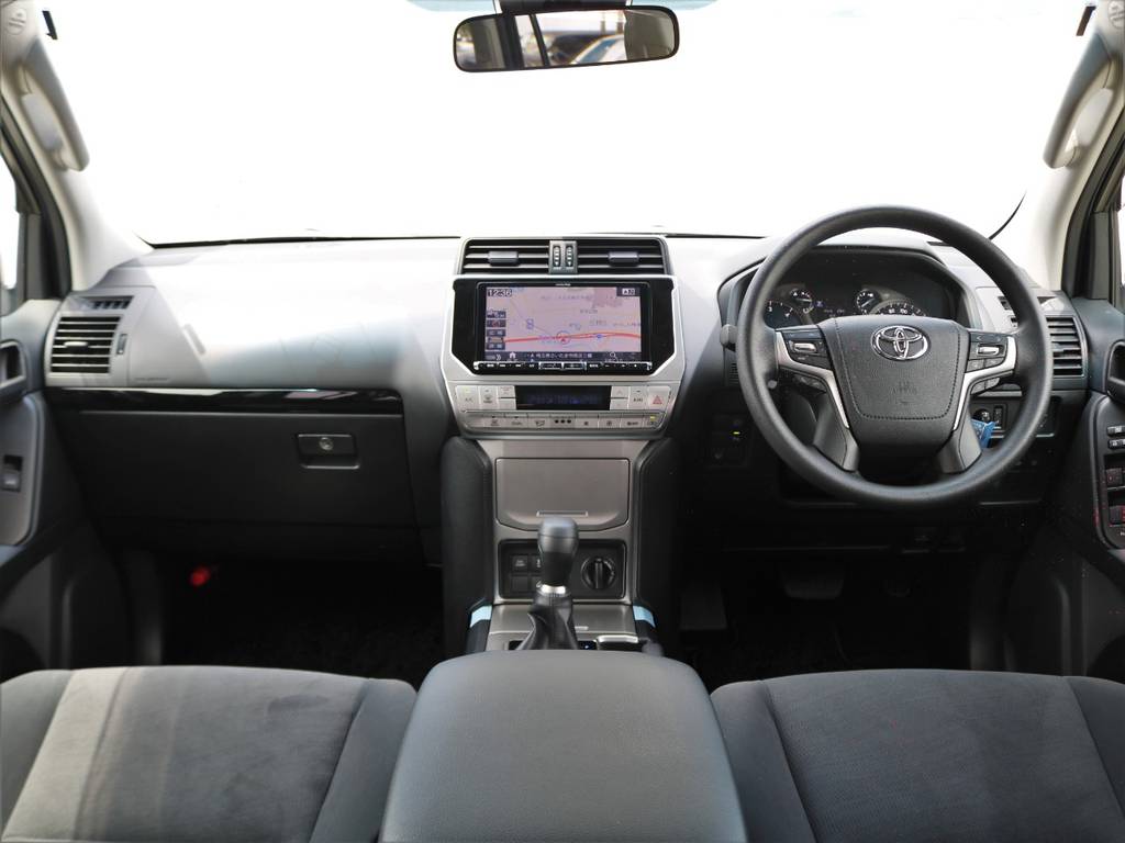 店の新車プラドは全車９インチナビを新品装着しております。バックカメラ、その他の映像も大変見やすくなっております！！