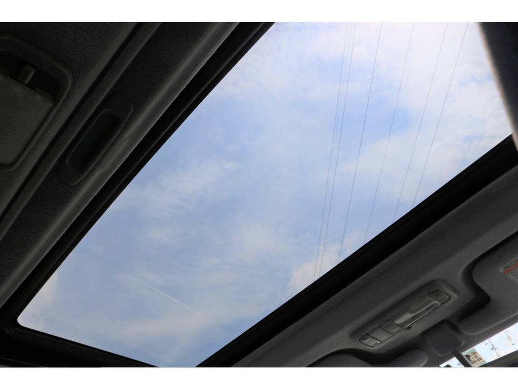 あると便利なサンルーフ付き♪夏でも冬でも瞬時に空気の入れ替えが出来ます。