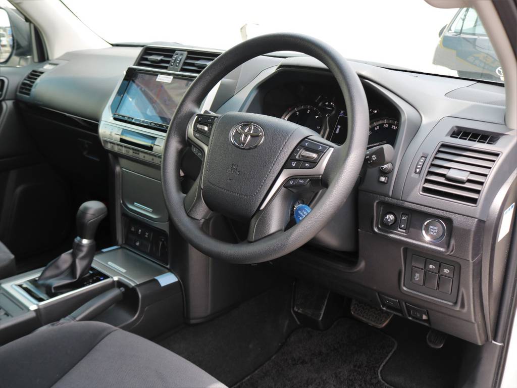 最近のお車によくある、色んなスイッチが至るとこにあって分かり辛いなんてことありますが、機能美を追及されてるランクルではそんなことありません。綺麗にまとまった配置になっています。