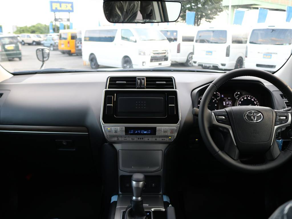 当店の新車プラドは全車９インチナビを新品装着しております。フリップダウンモニターやドライブレコーダー等もお気軽にご相談ください！