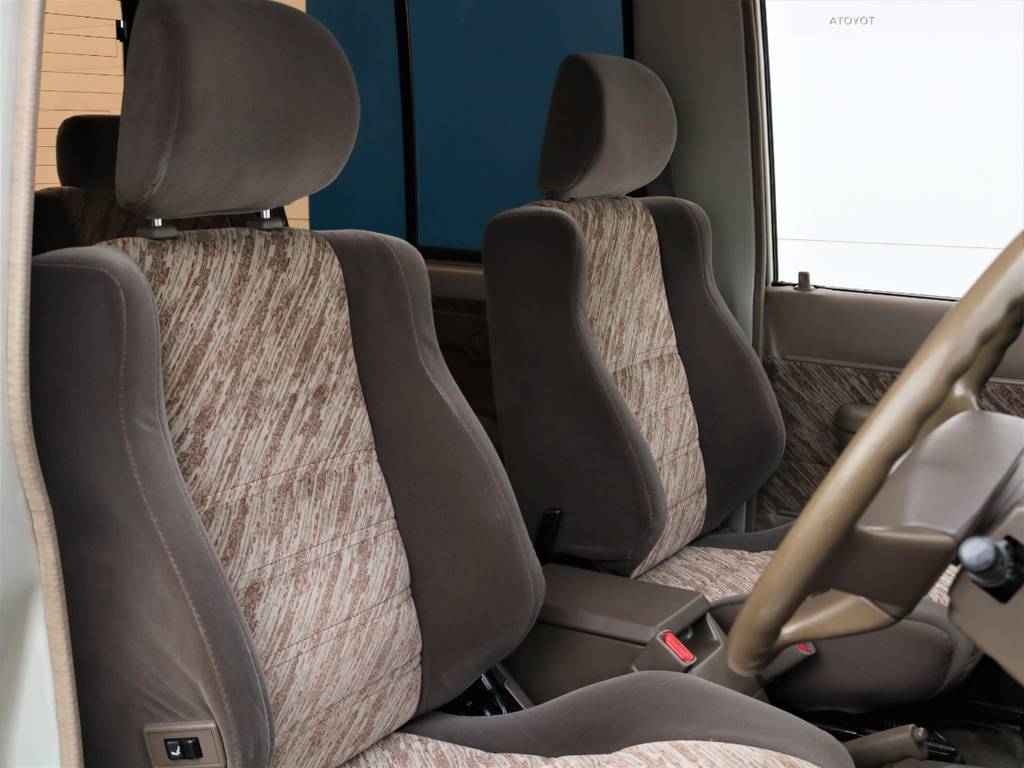 運転席のシートには若干のすれは有りますが気にならないレベルです。