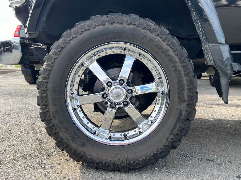 35×12.5/R20！！！買ったら高いサイズ・・・しかもホイールはMKW！アメ車にも負けない雰囲気が伝わります(笑)ヤマも6割ほどございます。ひび割れもございませんので長くお付き合い頂けます♪
