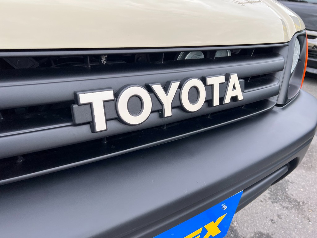 トヨタエンブレムでなくTOYOTA文字の為、車体のベージュカラーと合わさり、可愛らしい印象です♪