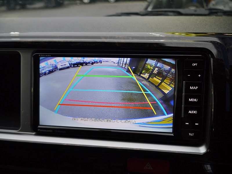本来バックミラーに映るメーカーオプションがナビ連動にさせて両方にバックカメラが映るようになっております！
