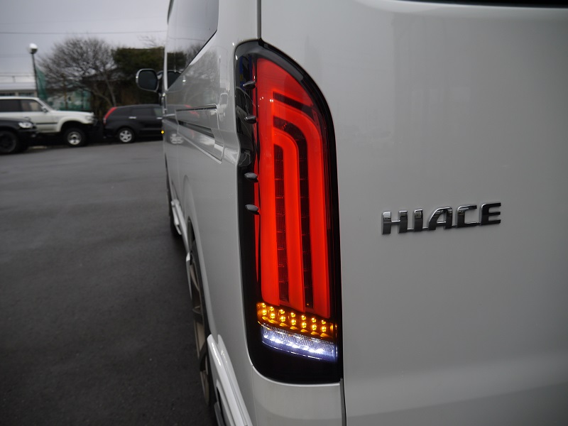 流れるウィンカーなので他とは違うLEDテールですよ！