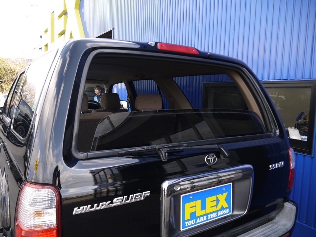 リアウィンドウは開閉可能ですので荷物の出し入れも簡単にできます♪