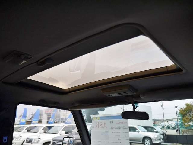 快適な運転のお供にサンルーフも付いております♪