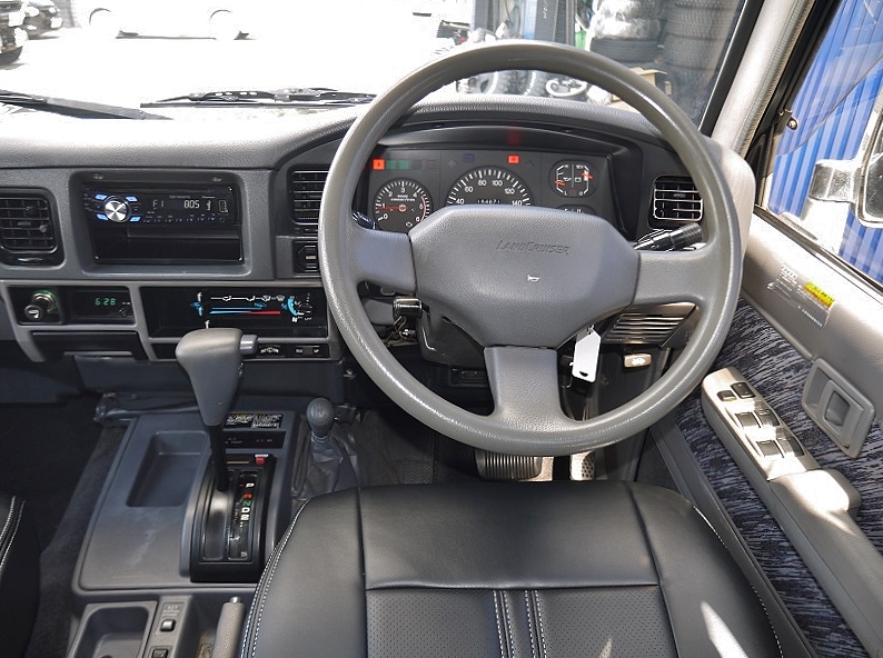 年式の経ったお車の、弱いところでもあるダッシュボードの割れ等も見られません！