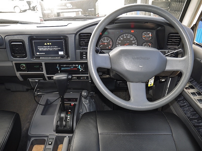 運転席周り綺麗に保たれております★ウッドハンドルに変えるなどのカスタムも承ります(*^^*)